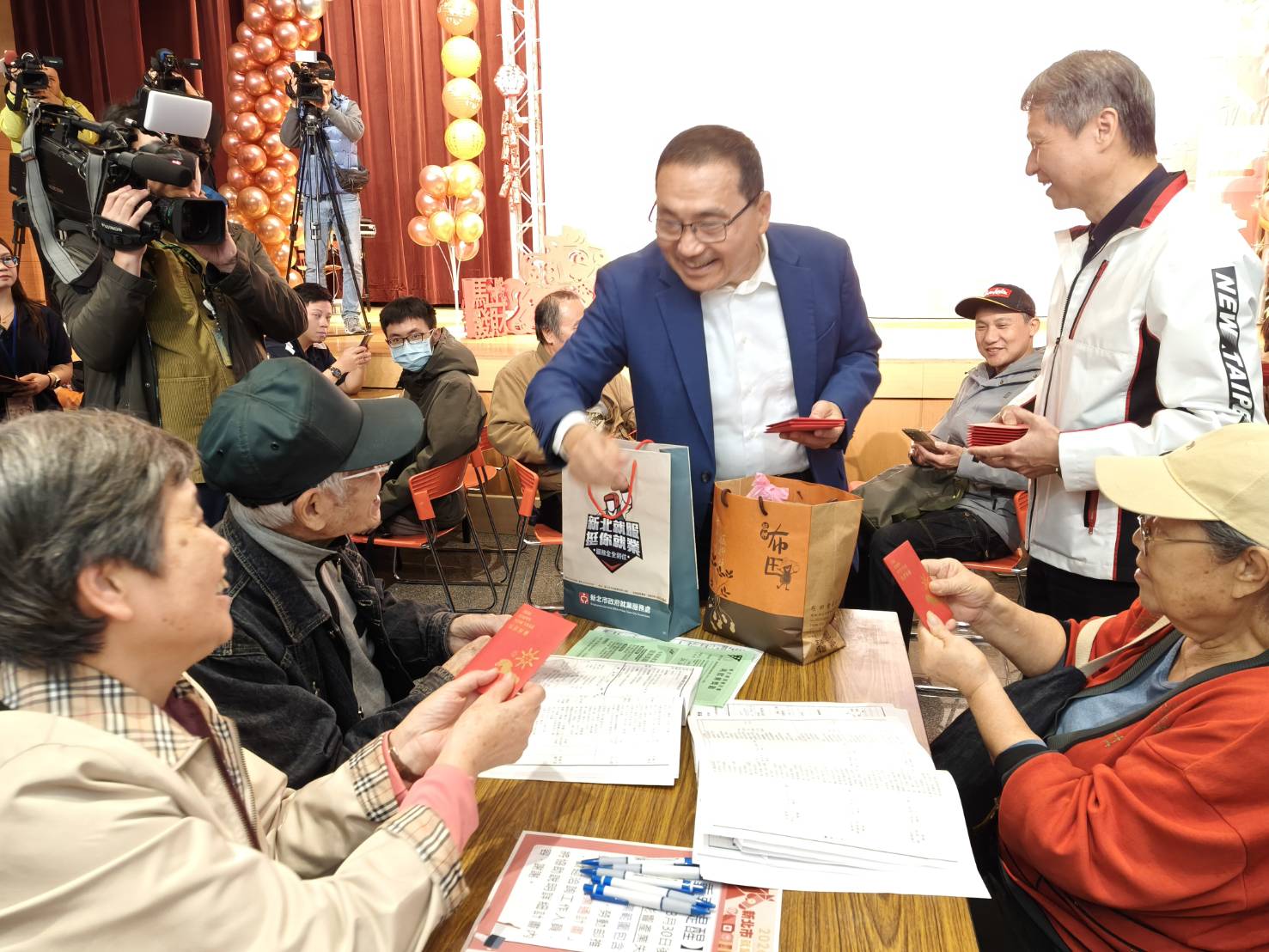 新春就博會湧千人 侯友宜發送福袋祝福「馬上找到好工作」 6 《圖說》侯友宜市長與求職者互動寒暄,為活動增添節慶溫度。〈記者葉柏成攝〉