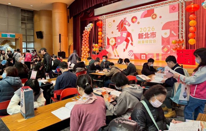 新春就博會湧千人 侯友宜發送福袋祝福「馬上找到好工作」 8 《圖說》新春就博會吸引1,629人參與,為農曆年後就業市場開出亮眼成績單。〈記者葉柏成攝〉