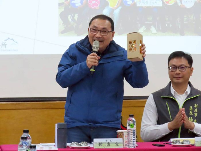 《圖說》市長侯友宜前往瑞芳、平溪行動治理座談會，首要感謝里長服務里民，同時里長們為推廣瑞芳商圈繁榮贈予市長祈福燈飾。〈民政局提供〉