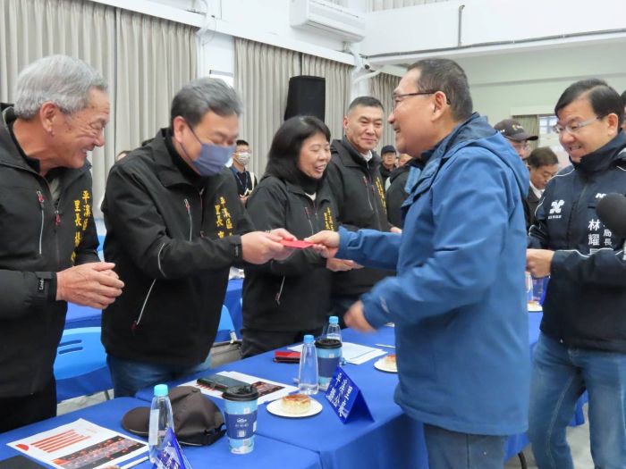 《圖說》侯友宜市長行動治理座談會，與里長們一一握手致意。〈民政局提供〉