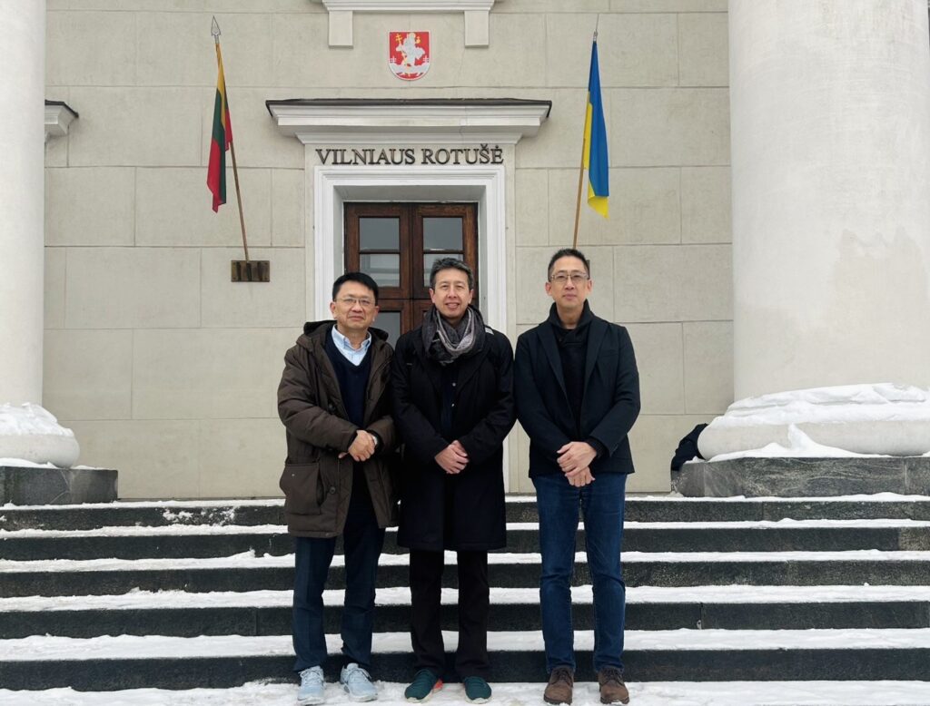 圖說二，東海政治系張峻豪主任右1指出，歐洲回歸現實主義，台灣也應調整外交策略。