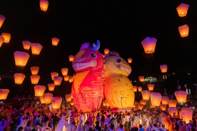 《圖說》 2026新北市平溪天燈節壓軸場全球首創的2盞20呎「龍馬」神獸主燈。〈觀旅局提供〉