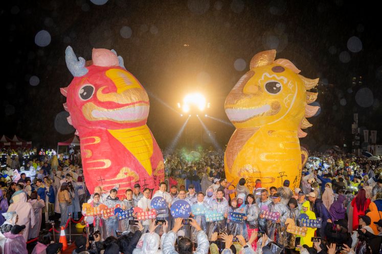 《圖說》 2026新北市平溪天燈節壓軸場今晚於十分廣場舉行，由市長侯友宜攜手貴賓共同施放神獸主燈 。〈觀旅局提供〉