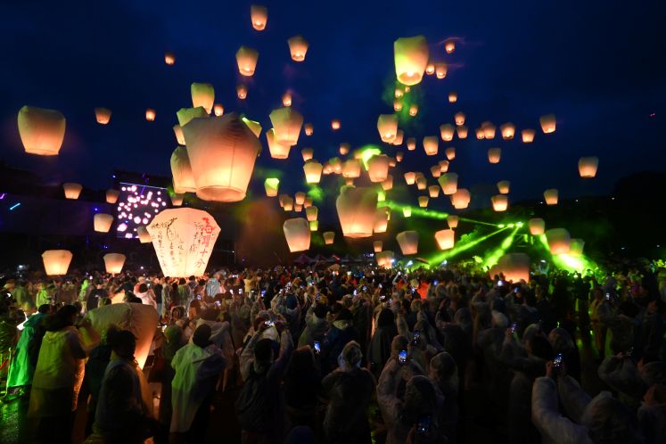 《圖說》 觀旅局與十分國小合作，試行施放以全紙材作為基座支架的「永續天燈」。〈觀旅局提供〉