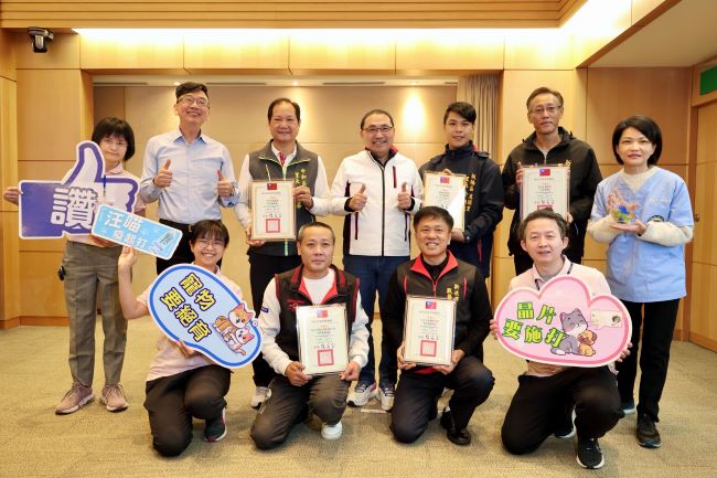 《圖說》板橋區溪頭里長余柏緯（後右三）、新店區達觀里長金威（後右二）、中和區嘉慶里長吳永華（後左三）、獸醫師公會理事長薛敦元（前右二）及寵物公會理事長侯兆誠（前左二），第二排右一動保處長楊淑方。〈動保處提供〉