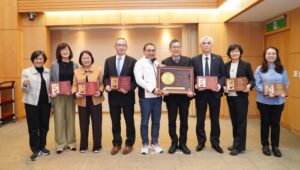 《圖說》新北市立土城醫院獲2025年第26屆NHQA國家醫療品質獎「智慧醫院全機構標章 Smart Hospital（區域醫院級）」，今日由院長賴旗俊（右4）、副院長蘇銘堯（右3）、副院長游明晉（左4）等人，在衛生局長陳潤秋（左）陪同下，與市長侯友宜（左5）合影，分享獲獎喜悅。〈衛生局提供〉