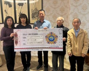 《圖說》青田書學會指導老師書法家張明萊(右2)、許素涵會長(左1)及采慧珠寶銀樓負責人翁女士(左2)及總幹事盧四郎(左1)共同代表采青團隊捐贈遺孤認養金,基隆榮服處方正處長(中)代表受贈。〈基隆榮服處提供〉