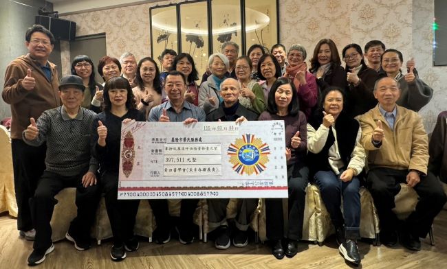 采青團隊關懷基隆榮民遺孤 揮毫傳愛11載不間斷 8 《圖說》方正處長(第一排中左)與「采青團隊」合影。〈基隆榮服處提供〉