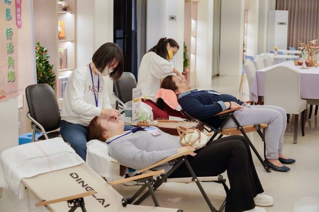 婦女中心改造開箱 女性公共參與新北更有力 7 《圖說》社團法人這裡共好協會在新北市社會局補助下,陪伴不利處境婦女學習第二專長,透過「舒活角絡-牛角鬆筋」體驗課程拓展就業能力。〈社會局提供〉