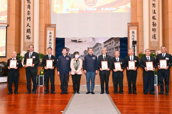 《圖說》市長侯友宜致贈慈濟基金會代表感謝狀，左四消防局長陳崇岳、左五內政部長劉世芳。〈消防局提供〉