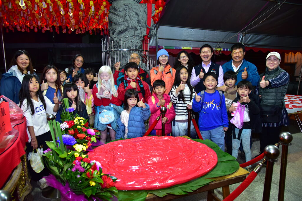 泰安宮136斤大紅粄不論花紋或重量 都相當引人注目 0