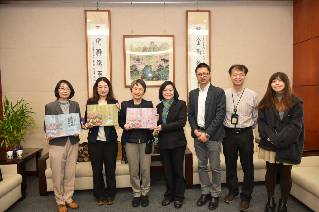 慶應大學參訪團（左起佐藤友里恵主任、遠藤泉研究員、保坂睦事務長）與國臺圖曹翠