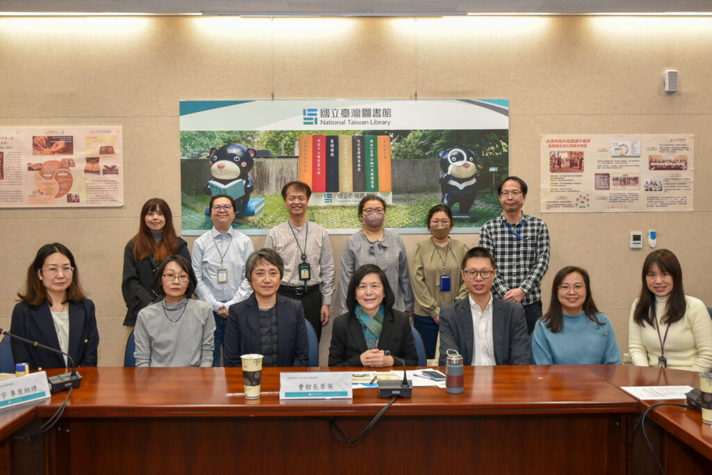 國臺圖與慶應大學合影（第一排左起慶應大學遠藤泉研究員、佐藤友里恵主任、保坂睦