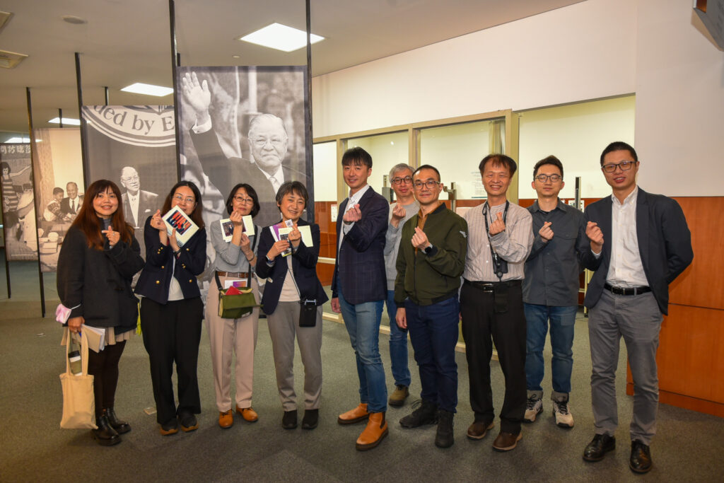 慶應大學參觀數位李登輝特展體驗AI科技