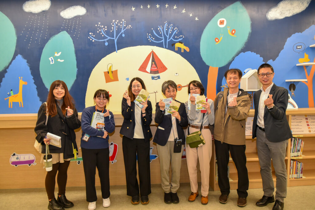 國臺圖向慶應大學介紹親子中心及尋書智慧導覽APP