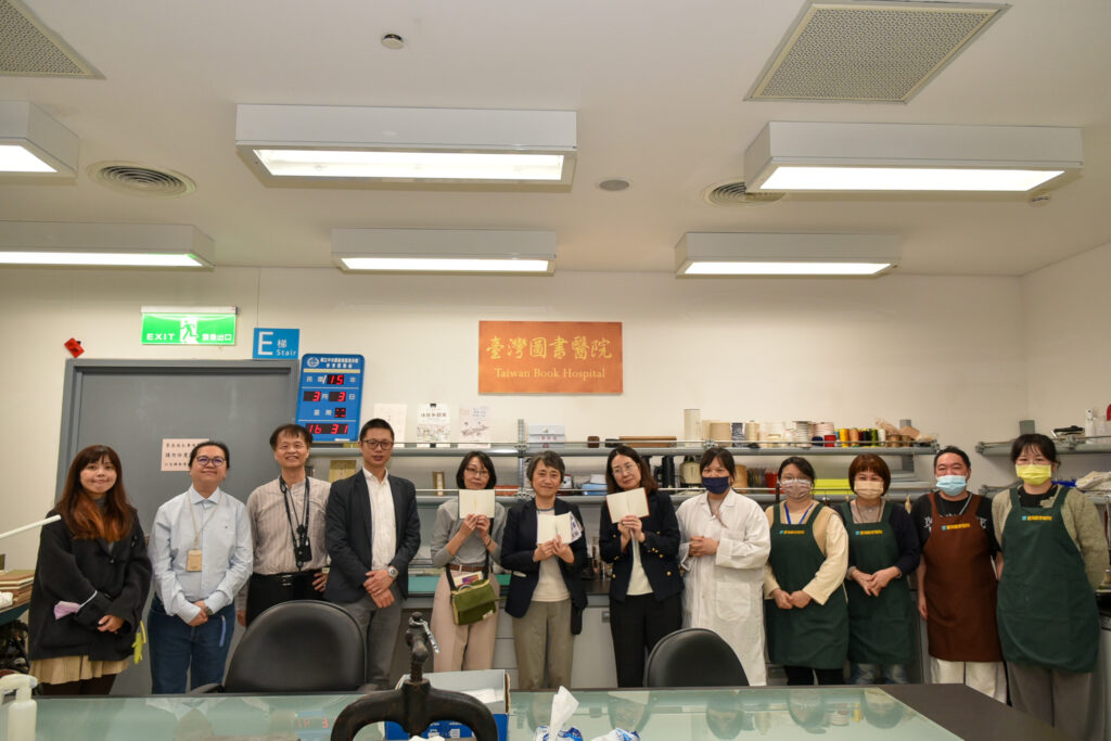 慶應大學在圖書醫院體驗手縫書製作與手作糨糊