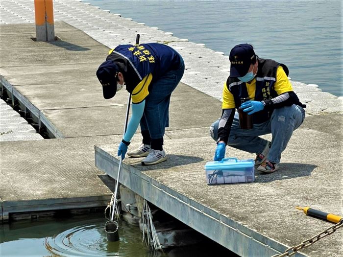 《圖說》稽查員現場進行污染蒐證。〈環保局提供〉