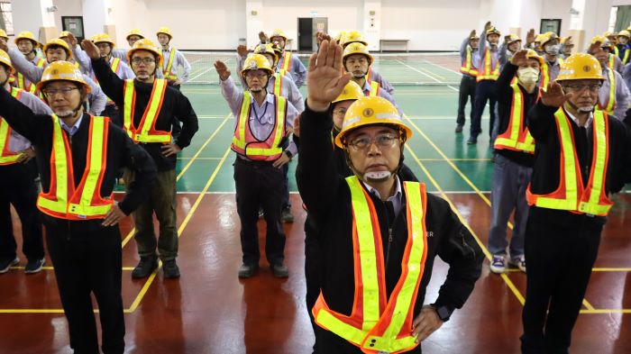 《圖說》台電台北市區處啟動「115年春季加強穩定供電作為」，龔良智處長帶領全體同仁莊嚴宣誓，電力設施進行全面強化，確保民眾用電無虞。〈台北市區處提供〉