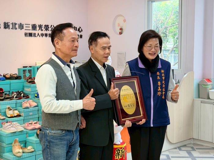 《圖說》社會局長李美珍代表侯友宜市長回贈感謝牌給美萬新企業總經理王秋鴻（中），左為居間媒合的李余典議員。〈社會局提供〉