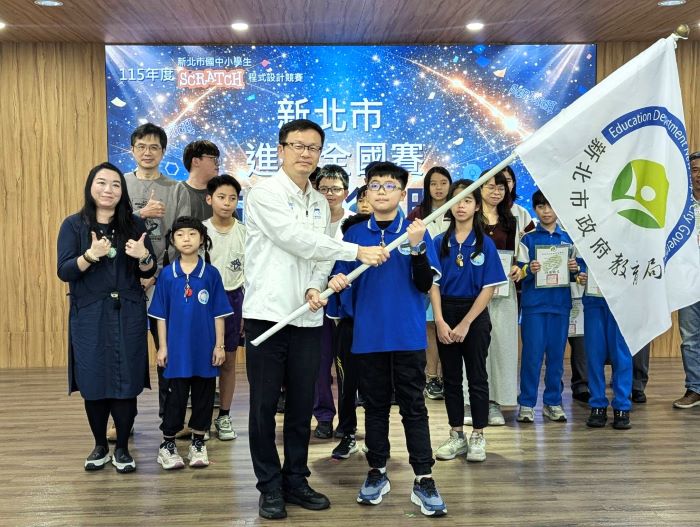 《圖說》張明文局長授旗新北市代表隊們，期望能獲得佳績。〈教育局提供〉
