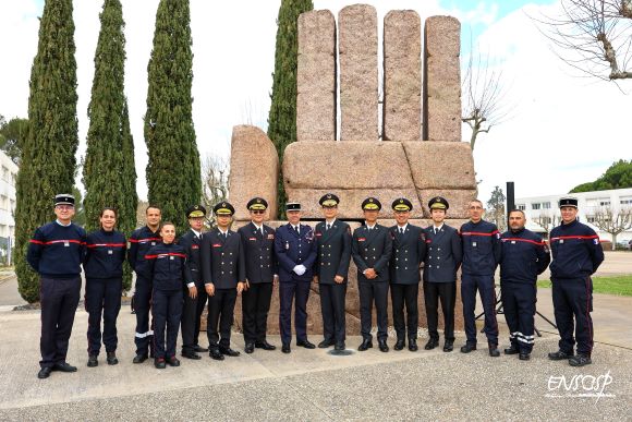《圖說》法國消防官高等學院(ENSOSP)校長及交流團隊，與新北消7名幹部於學院內精神指標「救助之手」合影。〈消防局提供〉