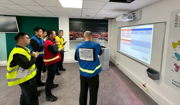 《圖說》新北消7名幹部赴法國消防官高等學院（ENSOSP）參與消防大隊層級指揮作業操作演練前進行情境簡報分工。〈消防局提供〉