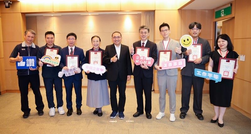 《圖說》侯友宜市長表揚裕隆經管等7家辦理友善家庭及工作平等措施的優良企業，左一勞工局長陳瑞嘉。〈勞工局提供〉