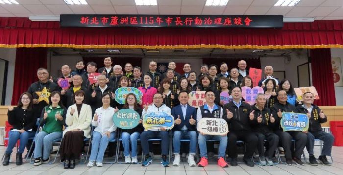 《圖說》座談會後侯友宜與議員及蘆洲里長們合影。〈民政局提供〉