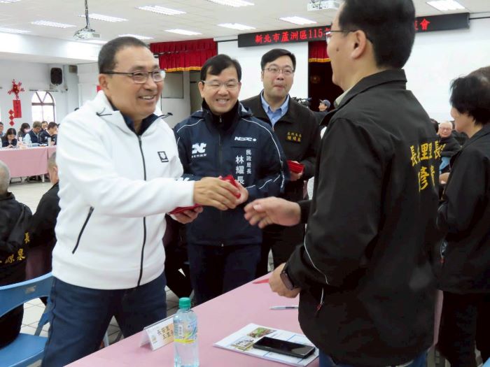 《圖說》侯友宜於會前與里長一一致意，互動熱絡。〈民政局提供〉