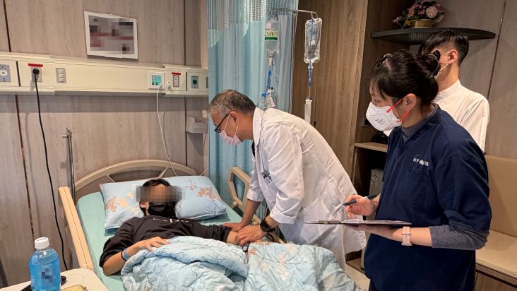 《圖說》吳文秋主任(左二)提醒，若持續高燒、活動力下降、反覆嘔吐，應儘速就醫。〈臺北醫院提供〉