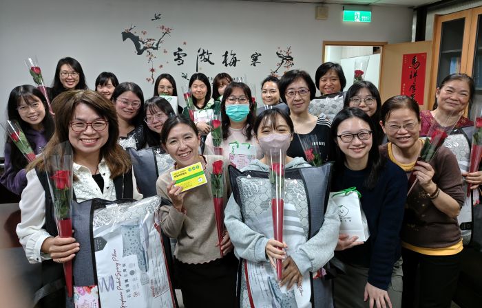 《圖說》新北市警察局慶祝婦女節合照-由會計室主任致贈禮品。〈警察局提供〉