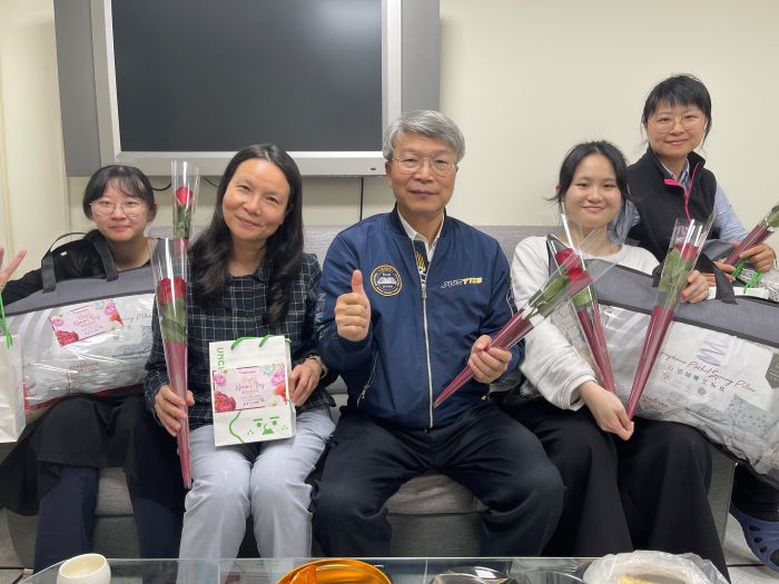 《圖說》警察局勤指中心主任黃錫英代表致贈同仁婦女節禮品。〈警察局提供〉