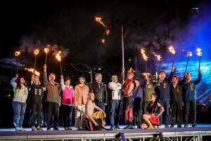 《圖說》市長侯友宜今晚出席中港大排光雕展開幕點燈儀式，左六為議長蔣根煌。〈水利局提供〉