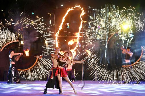 《圖說》今晚開幕由「即將成真火舞團」精彩擔綱以限定作品《馬祥厚運，火耀新北》揭開序幕。〈水利局提供〉