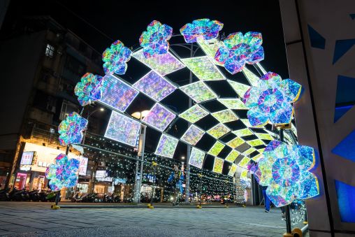 《圖說》入口意象燈飾璀璨點亮，迎接每一位來到中港河廊的遊客。〈水利局提供〉