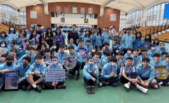 《圖說》中和警打詐團隊前往南山中學舉辦「校園法治宣導講座」，同學們表示，透過宣導更清楚法律與日常生活息息相關，更學習到如何避免觸法。〈中和分局提供〉