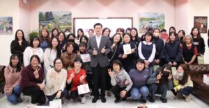 《圖說》慶祝婦女節，新莊警分局長陳保緒與女性同仁合影。〈新莊警局提供〉