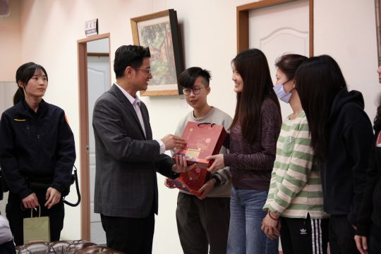 《圖說》陳保緒親自贈送禮品。〈新莊警局提供〉