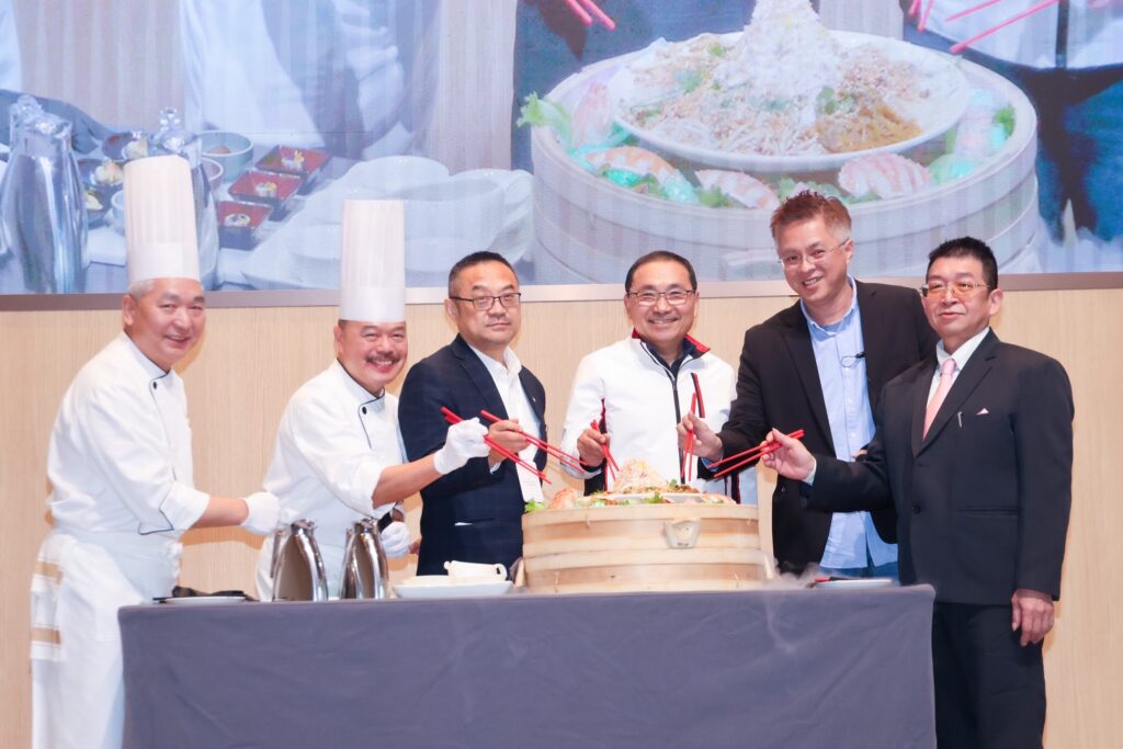 %E6%96%B0%E5%8C%97%E5%B8%82%E9%95%B7%E4%BE%AF%E5%8F%8B%E5%AE%9C%E5%87%BA%E5%B8%AD%E3%80%8C%E6%B0%B8%E7%BA%8C%E9%A4%90%E6%A1%8C%E3%83%BB%E5%9C%A8%E5%9C%B0%E5%85%B1%E5%A5%BD%E3%80%8D%E5%8C%97%E6%B5%B7%E7%89%A9%E7%94%A2%E7%99%BC%E8%A1%A8%E6%9C%83%E6%9A%A8%E3%80%8A%E5%8C%97%E6%B5%B7%E9%9D%A0%E5%B2%B8%E3%80%8B%E8%B4%88%E6%9B%B8%E5%84%80%E5%BC%8F%EF%BC%8C%E8%A6%8B%E8%AD%89%E8%B7%A8%E5%9F%9F%E5%90%88%E4%BD%9C%E9%87%8C%E7%A8%8B%E7%A2%91