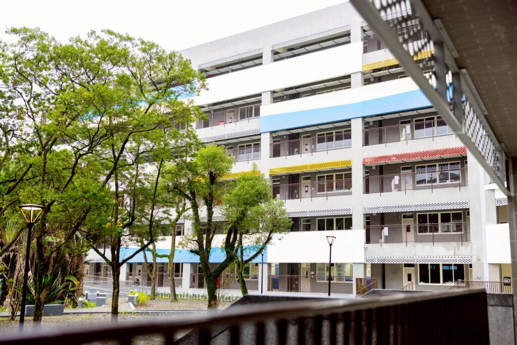 汐止秀峰高中第一階段校舍改建完工啟用 2 %E7%A7%80%E5%B3%B0%E9%AB%98%E4%B8%AD%E6%96%B0%E6%A0%A1%E8%88%8D%E6%8E%A1%E6%B7%BA%E7%81%B0%E8%89%B2%E7%B3%BB%EF%BC%8C%E6%90%AD%E9%85%8D%E9%AE%AE%E8%B1%94%E7%83%A4%E6%BC%86%E9%87%91%E5%B1%AC%E6%9D%BF%E9%BB%9E%E7%B6%B4%EF%BC%8C%E5%91%88%E7%8F%BE%E7%85%A5%E7%84%B6%E4%B8%80%E6%96%B0%E7%9A%84%E6%A0%A1%E5%9C%92%E9%A2%A8%E8%B2%8C