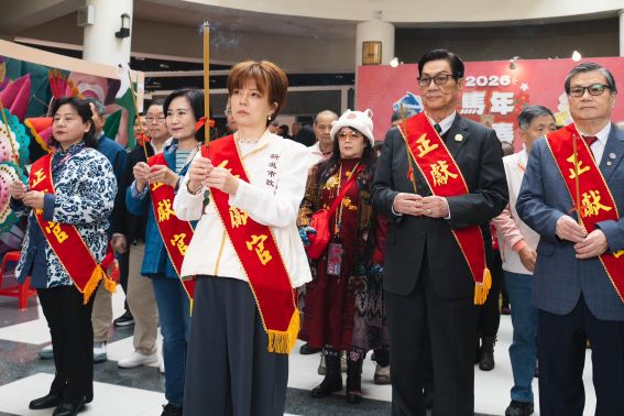 《圖說》客家局集結客家鄉親與貴賓共同於天穿日辦理祭天，祈求新的一年平安順利，中為客家局長劉冠吟。〈客家局提供〉
