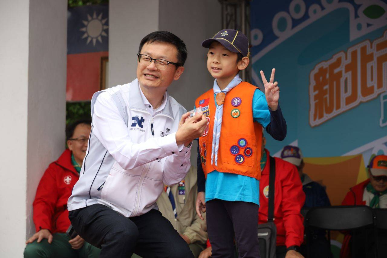 《圖說》白雲國小王楷發夥伴獲頒稚齡童軍優秀童軍獎章，左為教育局張明文。〈教育局提供〉
