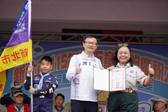 《圖說》教育局張明文頒安坑國小績優童軍團獎。〈教育局提供〉