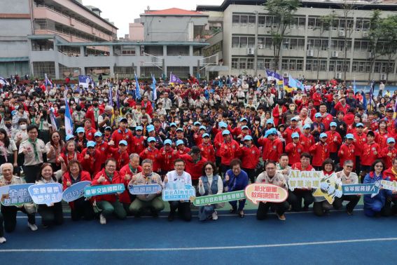 《圖說》「八載回首，跨代共好」啟動儀式合照。〈教育局提供〉