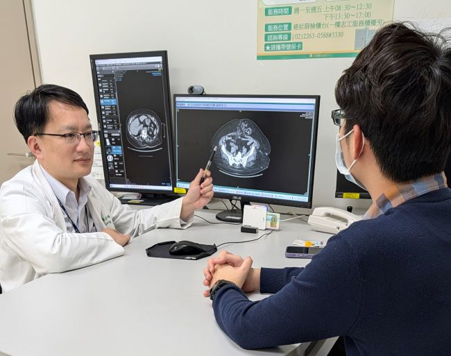 術後疤痕鼓起別輕忽 腹壁切口疝氣恐引發腸阻塞 7 《圖說》黃崧峰主任指出,腹壁切口疝氣若未及時治療,恐引發腸嵌頓、腸阻塞,甚至腸壞死等嚴重併發症。〈土城醫院提供〉.