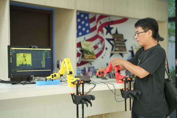 解析黃仁勳GTC演說 新北青年局同步推AI證照課 5 《圖說》新北青年局舉辦「AI人工智慧之夜」活動,帶領青年了解AI產業趨勢與技術發展--圖為資料照片。〈青年局提供〉