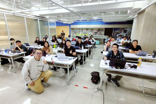 解析黃仁勳GTC演說 新北青年局同步推AI證照課 8 《圖說》新北青年局2025年開辦推出「NVIDIA官方認證AI課程」,已輔導上百位青年取得 NVIDIA DLI 官方電子證書--圖為資料照片。〈青年局提供〉