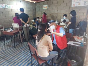 《圖說》口腔檢查與治療。〈靈鷲山慈善基金會提供〉