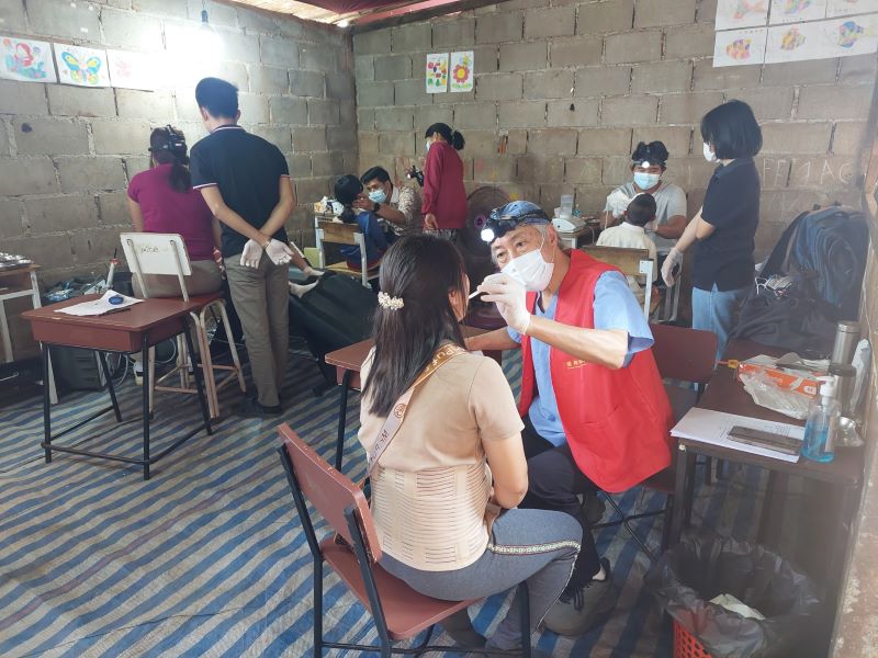 《圖說》口腔檢查與治療。〈靈鷲山慈善基金會提供〉