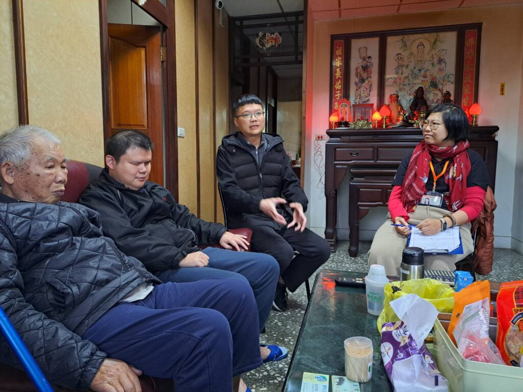 %E5%85%88%E5%A4%A9%E8%A6%96%E9%9A%9C%E8%80%85%E5%91%82%E5%9D%A4%E8%AB%AD%EF%BC%88%E5%B7%A62%EF%BC%89%E8%88%87%E9%98%BF%E5%85%AC%EF%BC%88%E5%B7%A61%EF%BC%89%E7%9B%B8%E4%BE%9D%E7%82%BA%E5%91%BD%EF%BC%8C%E5%B7%A63%E7%82%BA%E5%BC%9F%E5%BC%9F%E5%91%82%E9%BE%8D%E9%8C%A1%EF%BC%8C%E5%8F%B3%E7%82%BA%E9%95%B7%E6%9C%9F%E9%99%AA%E4%BC%B4%E6%9C%8D%E5%8B%99%E7%9A%84%E6%A8%82%E6%98%8E%E4%B8%AD%E5%BF%83%E4%BD%99%E7%A4%BE%E5%B7%A5